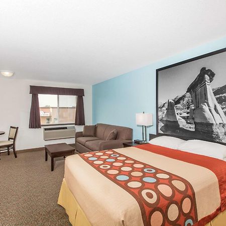 Super 8 By Wyndham Strathmore Dış mekan fotoğraf